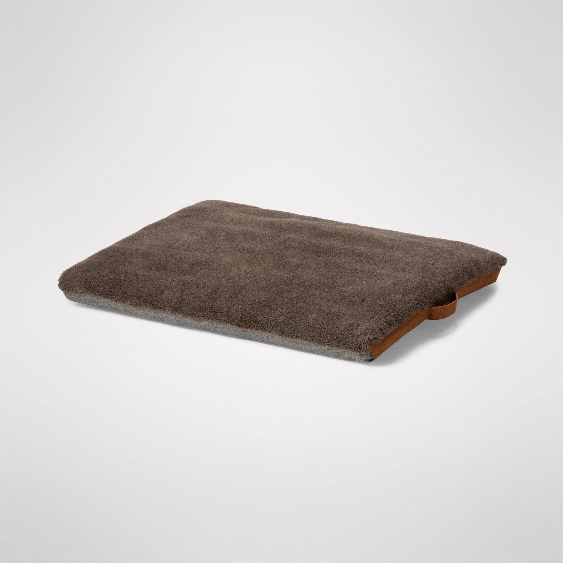 MiniJumbuk Jumbuk Swag Mocha - angled view showing wool fleece side